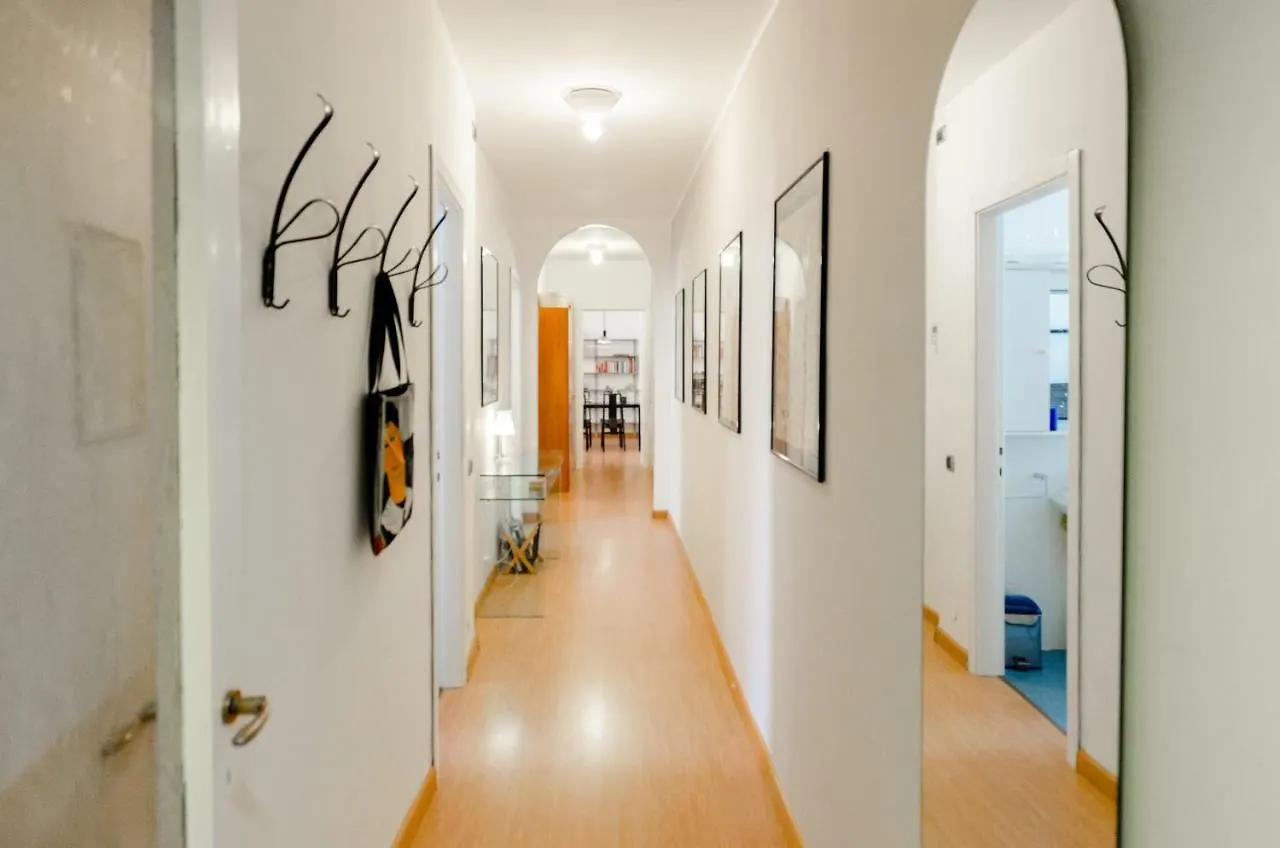 Roomy Central Apartment Milán 0*,
